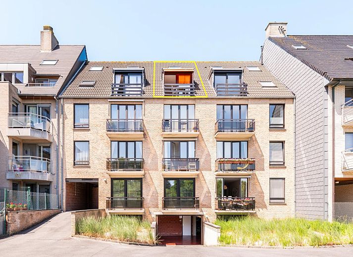 Moderne keuken en gezellige zithoek in vakantiehuis Ardoise des dunes, Koksijde, West-Vlaanderen, Belgie voor een comfortabel verblijf.