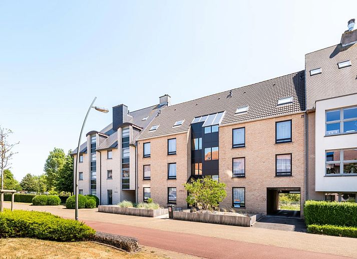 Moderne keuken en gezellige zithoek in vakantiehuis Ardoise des dunes, Koksijde, West-Vlaanderen, Belgie voor een comfortabel verblijf.