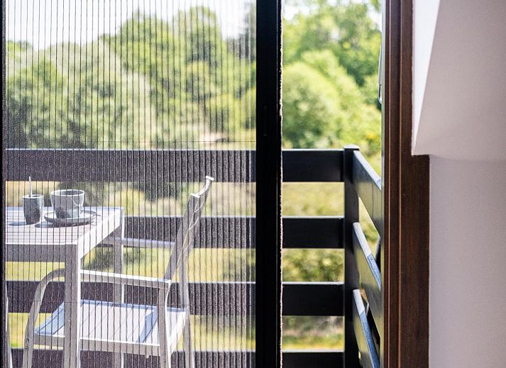 Moderne keuken en gezellige zithoek in vakantiehuis Ardoise des dunes, Koksijde, West-Vlaanderen, Belgie voor een comfortabel verblijf.