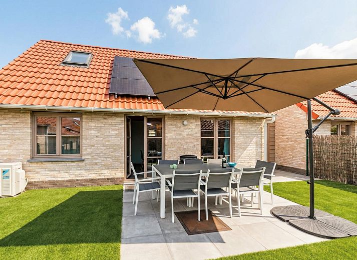 Vakantiehuis Westhinder I H12 in Koksijde, West-Vlaanderen, met charmante gevel en kleurrijke tuin in rustige woonwijk.