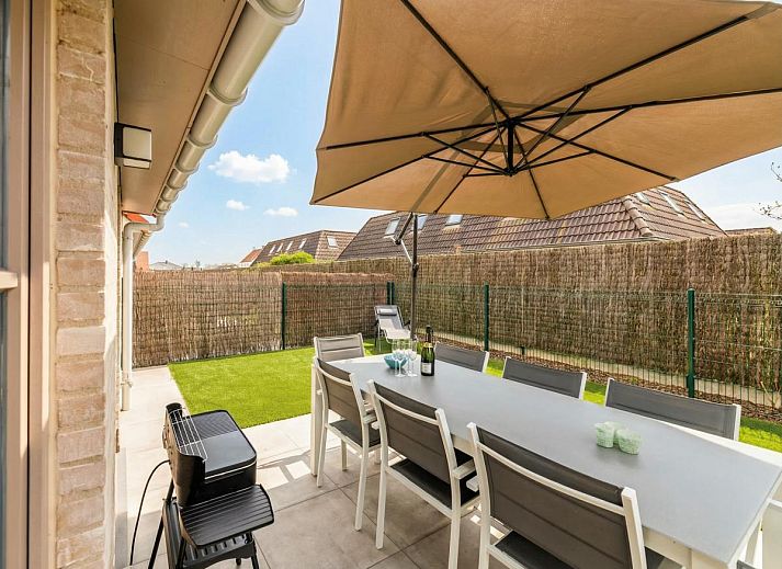 Vakantiehuis Westhinder I H12 in Koksijde, West-Vlaanderen, met charmante gevel en kleurrijke tuin in rustige woonwijk.