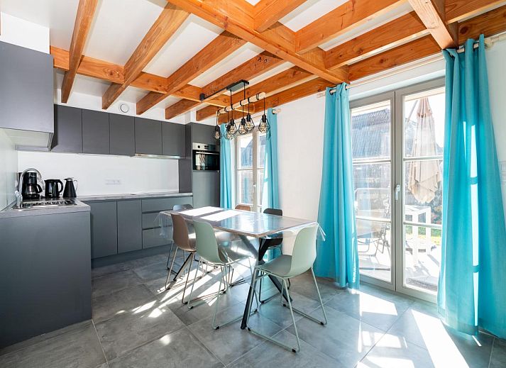 Gezellige woonkamer van vakantiehuis Westhinder I H12 in Koksijde, Belgie, met moderne inrichting en veel natuurlijk licht.