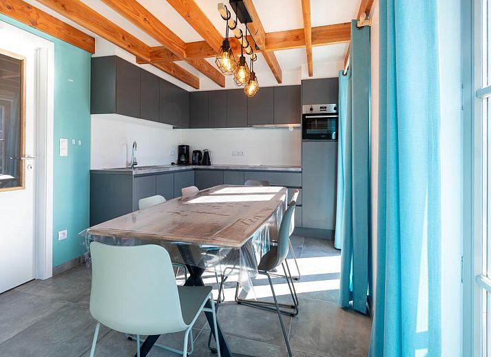 Gezellige woonkamer van vakantiehuis Westhinder I H12 in Koksijde, Belgie, met moderne inrichting en veel natuurlijk licht.