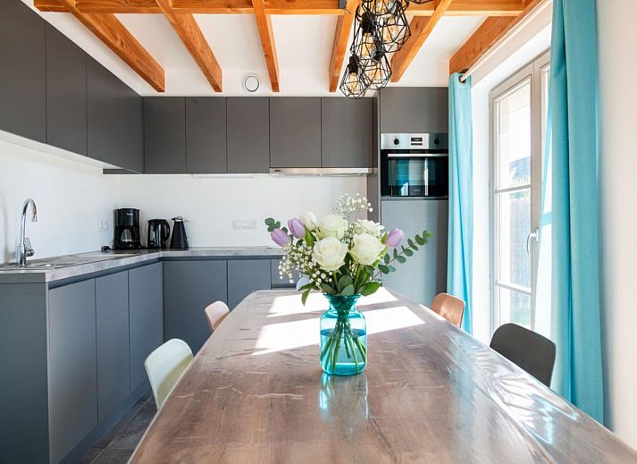 Gezellige woonkamer van vakantiehuis Westhinder I H12 in Koksijde, Belgie, met moderne inrichting en veel natuurlijk licht.