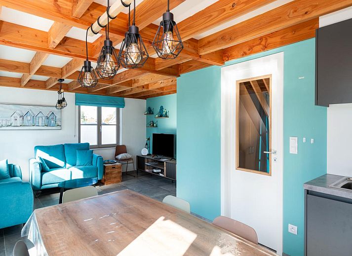 Gezellige woonkamer van vakantiehuis Westhinder I H12 in Koksijde, Belgie, met moderne inrichting en veel natuurlijk licht.