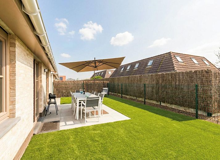 Sfeervolle slaapkamer in vakantiehuis Westhinder I H12, Koksijde, West-Vlaanderen, met comfortabel bed en natuurlijke lichtinval.