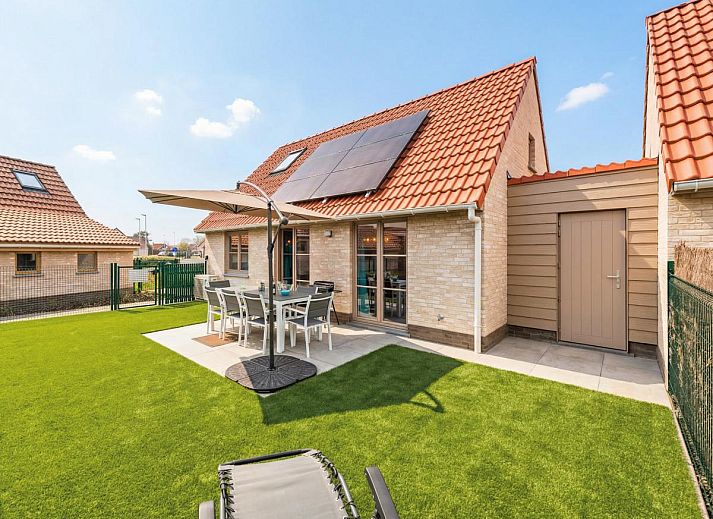 Sfeervolle slaapkamer in vakantiehuis Westhinder I H12, Koksijde, West-Vlaanderen, met comfortabel bed en natuurlijke lichtinval.