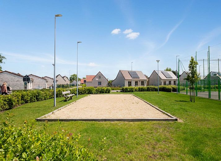Gezellige woonkamer in vakantiehuis Westhinder I H12, Koksijde, met houten balkenplafond en moderne inrichting, West-Vlaanderen, Belgie.