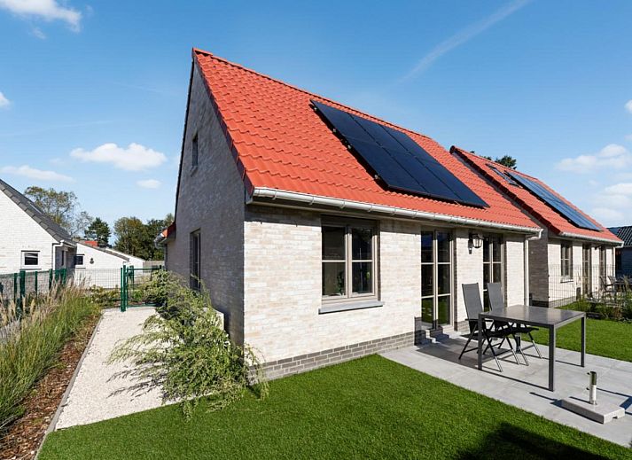 Westhinder II H54 vakantiehuis in Koksijde, West-Vlaanderen met zonnig terras en moderne architectuur omgeven door natuur.