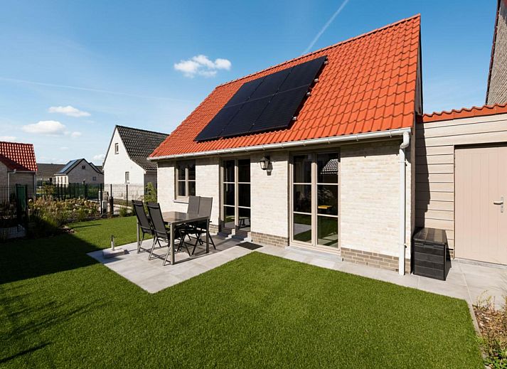 Moderne keuken in Westhinder II H54 vakantiehuis, Koksijde, met houten balkenplafond en gezellige eethoek in West-Vlaanderen, Belgie.