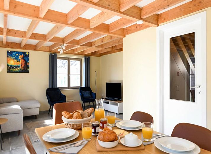 Moderne keuken in Westhinder II H54 vakantiehuis, Koksijde, met houten balkenplafond en gezellige eethoek in West-Vlaanderen, Belgie.