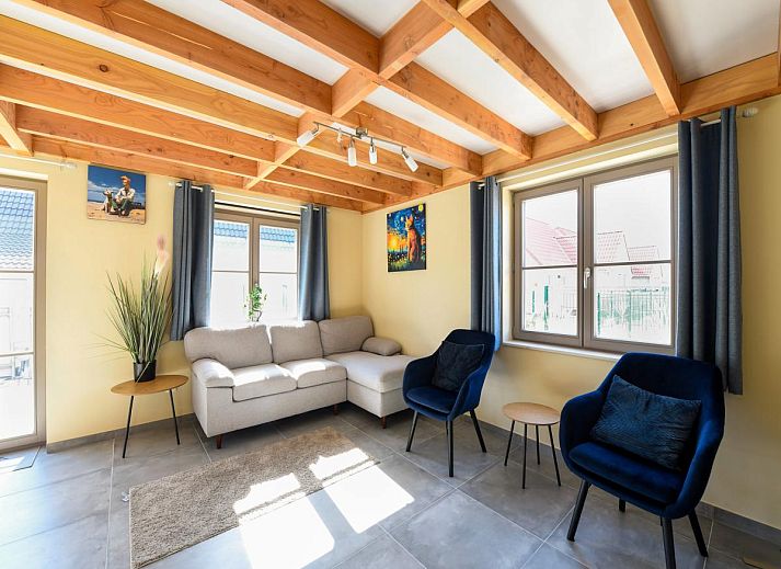Moderne keuken in Westhinder II H54 vakantiehuis, Koksijde, met houten balkenplafond en gezellige eethoek in West-Vlaanderen, Belgie.