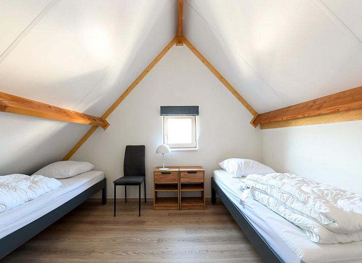 Gezellige woonkamer in vakantiehuis Westhinder II H54, Koksijde, Belgie met comfortabele zithoek en moderne inrichting.