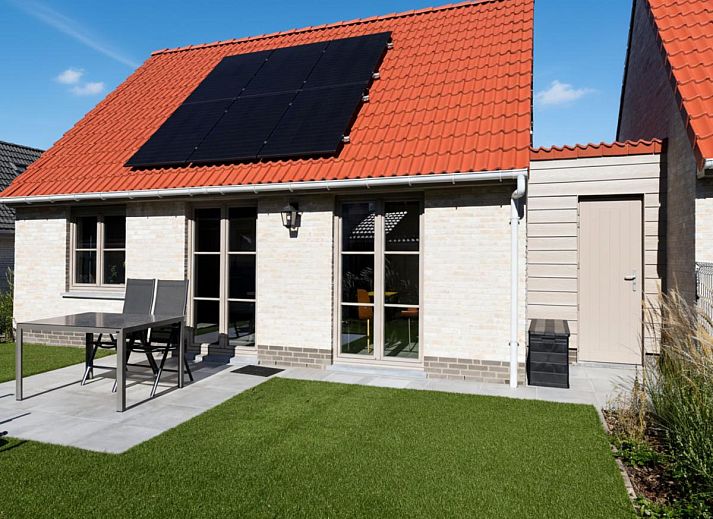 Gezellige slaapkamer in vakantiehuis Westhinder II H54, Koksijde, met comfortabel bed en veel natuurlijk licht.