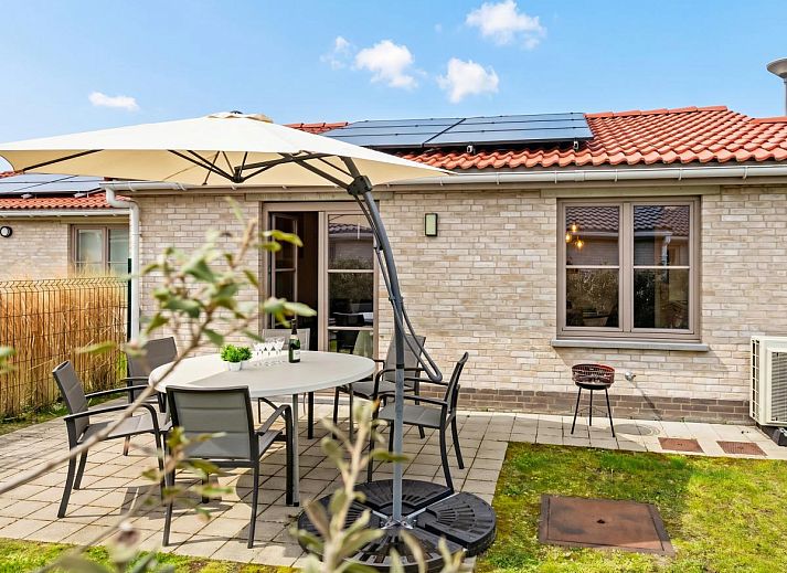 Vakantiehuis Westhinder I H95 in Koksijde, West-Vlaanderen, met zonnig terras en moderne architectuur, ideaal voor een ontspannen verblijf.