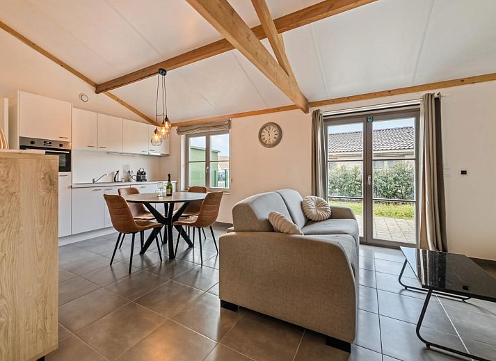 Vakantiehuis Westhinder I H95 in Koksijde, West-Vlaanderen, met zonnig terras en moderne architectuur, ideaal voor een ontspannen verblijf.