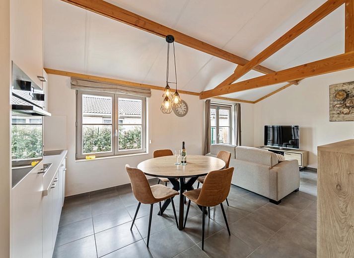 Vakantiehuis Westhinder I H95 in Koksijde, West-Vlaanderen, met zonnig terras en moderne architectuur, ideaal voor een ontspannen verblijf.