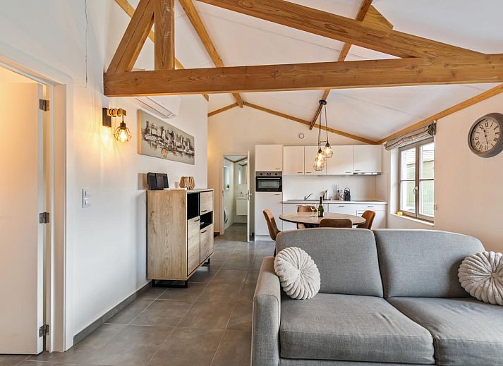 Gezellige keuken en eetruimte in vakantiehuis Westhinder I H95, Koksijde, West-Vlaanderen, ideaal voor een ontspannen verblijf.