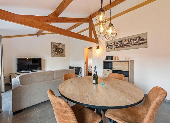 Gezellige keuken en eetruimte in vakantiehuis Westhinder I H95, Koksijde, West-Vlaanderen, ideaal voor een ontspannen verblijf.