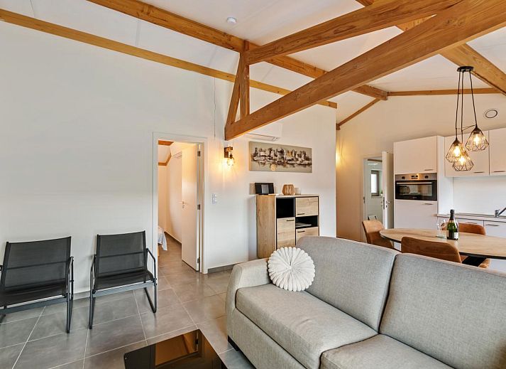 Gezellige woonkamer van vakantiehuis Westhinder I H95 in Koksijde, Belgie, met moderne inrichting en uitnodigende eetruimte.