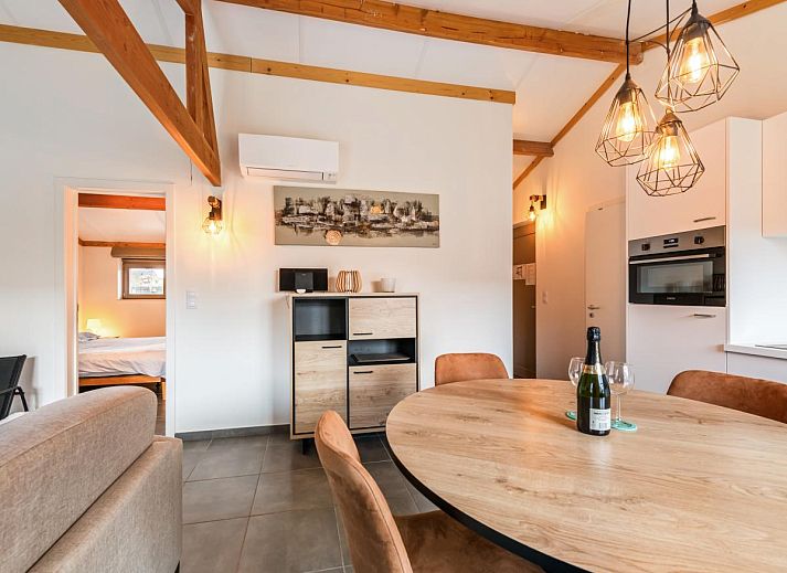 Gezellige woonkamer van vakantiehuis Westhinder I H95 in Koksijde, Belgie, met moderne inrichting en uitnodigende eetruimte.