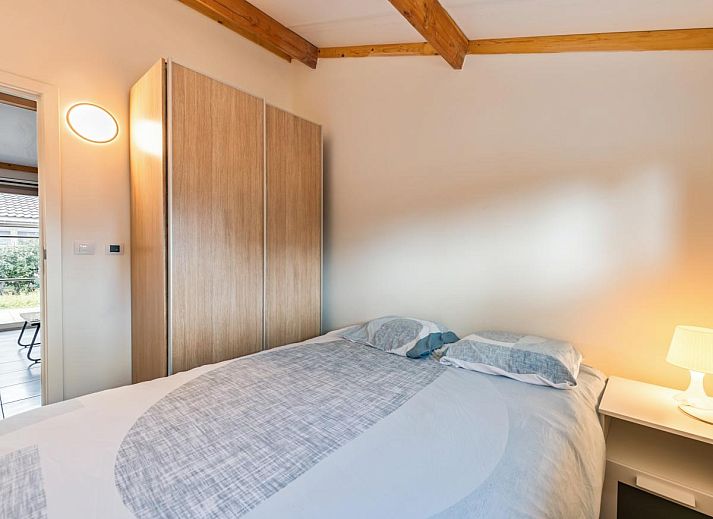 Gezellige woonkamer in vakantiehuis Westhinder I H95 in Koksijde, West-Vlaanderen, met moderne inrichting en veel natuurlijk licht.