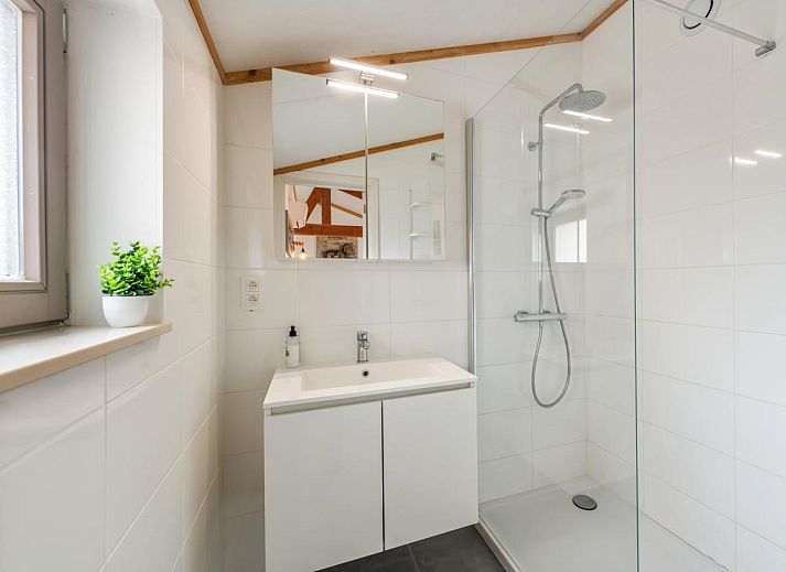 Gezellige woonkamer in vakantiehuis Westhinder I H95 in Koksijde, West-Vlaanderen, met moderne inrichting en veel natuurlijk licht.