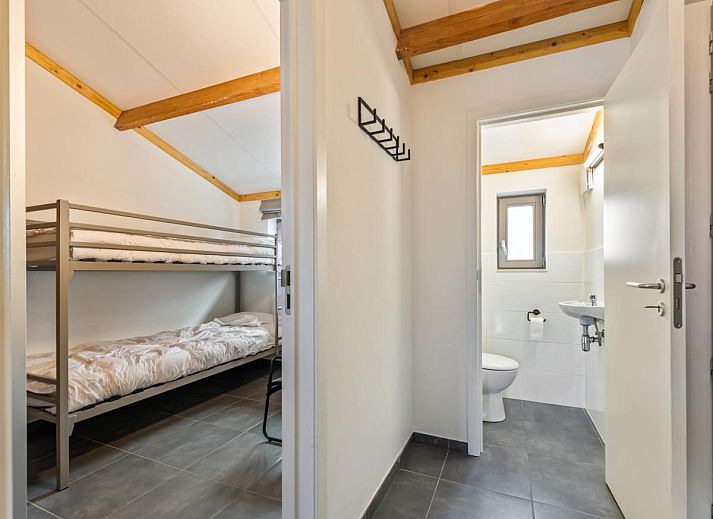 Moderne woonkamer in vakantiehuis Westhinder I H95, Koksijde, met houten balken en stijlvolle verlichting in West-Vlaanderen, Belgie.