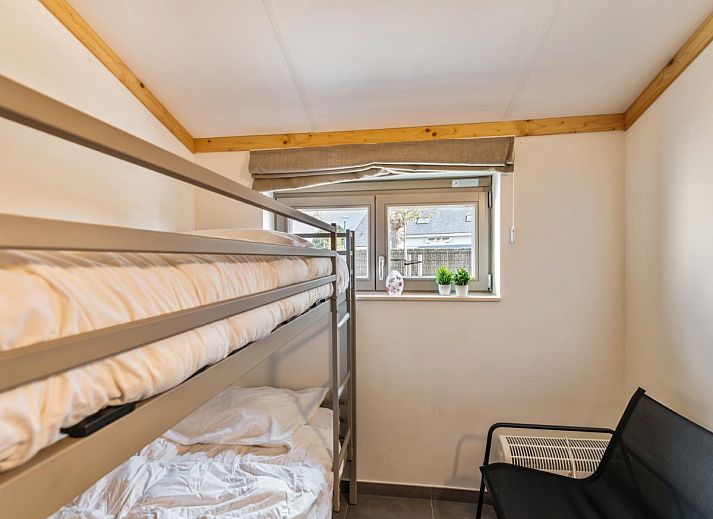 Moderne woonkamer in vakantiehuis Westhinder I H95, Koksijde, met houten balken en stijlvolle verlichting in West-Vlaanderen, Belgie.
