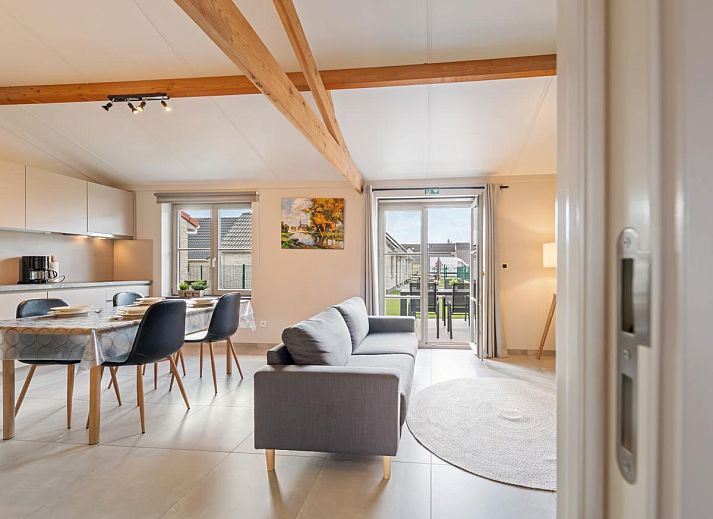 Moderne woonkamer van vakantiehuis Westhinder II H18 in Koksijde, West-Vlaanderen, met ruime zithoek en veel natuurlijk licht.