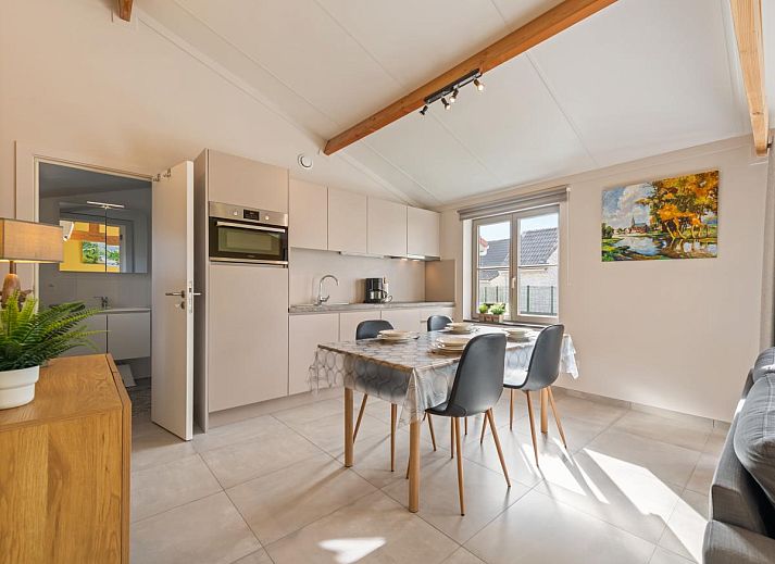 Moderne woonkamer van vakantiehuis Westhinder II H18 in Koksijde, West-Vlaanderen, met ruime zithoek en veel natuurlijk licht.