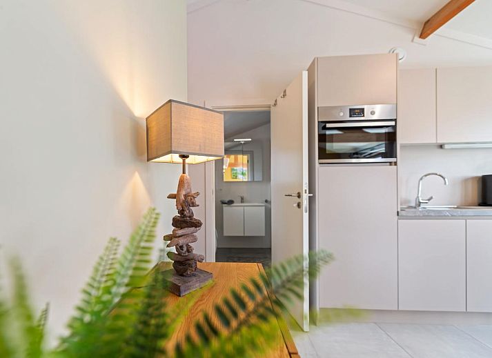Gezellige woonkamer van vakantiehuis Westhinder II H18 in Koksijde, West-Vlaanderen, met eetruimte en natuurlijke lichtinval.
