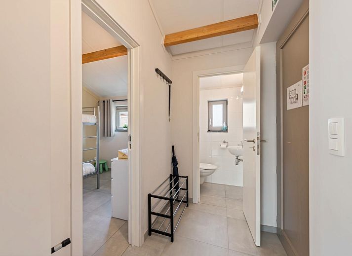 Gezellige woonkamer van vakantiehuis Westhinder II H18 in Koksijde, West-Vlaanderen, met eetruimte en natuurlijke lichtinval.