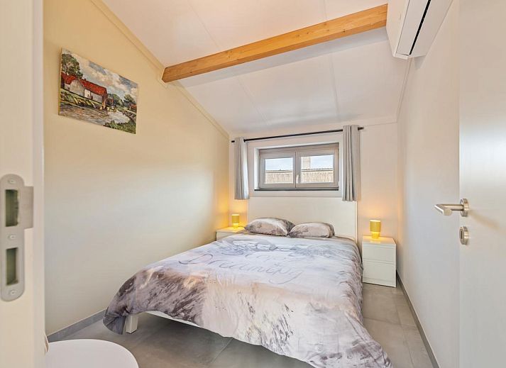 Gezellige woonkamer van vakantiehuis Westhinder II H18 in Koksijde, West-Vlaanderen, met eetruimte en natuurlijke lichtinval.