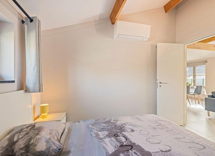 Moderne keuken en eetruimte in vakantiehuis Westhinder II H18, Koksijde, West-Vlaanderen, met veel lichtinval en stijlvolle inrichting.