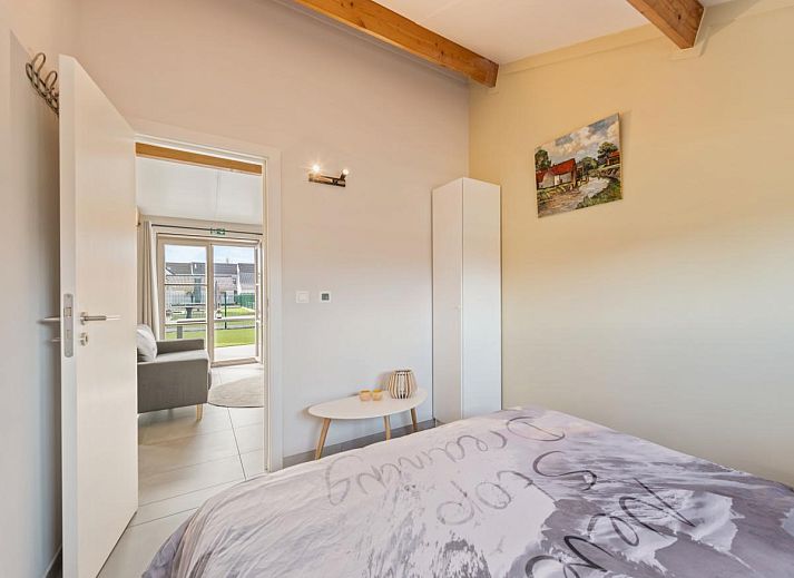 Moderne keuken en eetruimte in vakantiehuis Westhinder II H18, Koksijde, West-Vlaanderen, met veel lichtinval en stijlvolle inrichting.