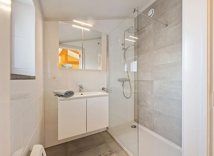 Moderne keuken en eetruimte in vakantiehuis Westhinder II H18, Koksijde, West-Vlaanderen, met veel lichtinval en stijlvolle inrichting.