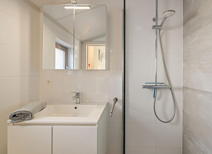Moderne keuken en eetruimte in vakantiehuis Westhinder II H18, Koksijde, West-Vlaanderen, met veel lichtinval en stijlvolle inrichting.