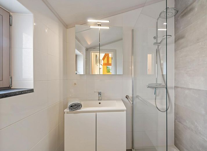 Moderne keuken en eetruimte in vakantiehuis Westhinder II H18, Koksijde, West-Vlaanderen, met veel lichtinval en stijlvolle inrichting.