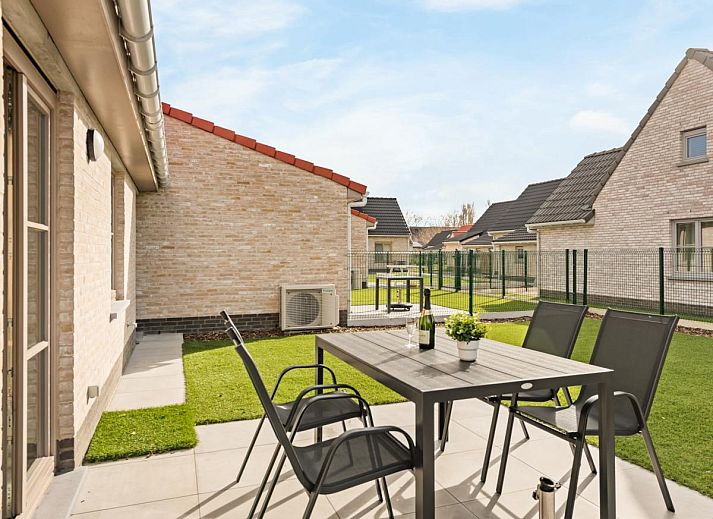 Gezellige woonkamer in vakantiehuis Westhinder II H18, Koksijde, met comfortabele bank en moderne inrichting, ideaal voor ontspanning in West-Vlaanderen.