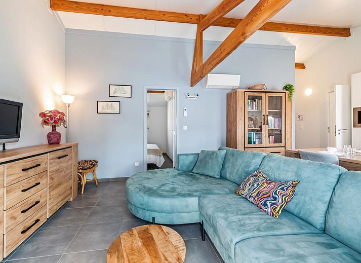 Gemuetliches Esszimmer im Westhinder II H19, einem Ferienhaus in Koksijde, Westflandern, mit moderner Einrichtung und viel natuerlichem Licht.