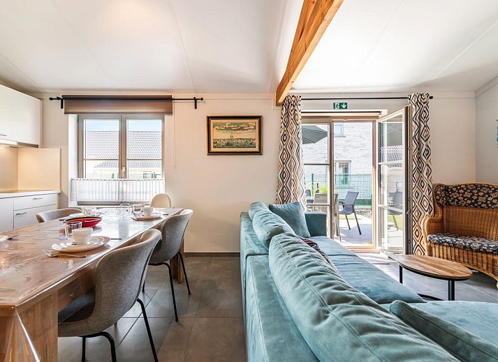 Gemuetliches Esszimmer im Westhinder II H19, einem Ferienhaus in Koksijde, Westflandern, mit moderner Einrichtung und viel natuerlichem Licht.