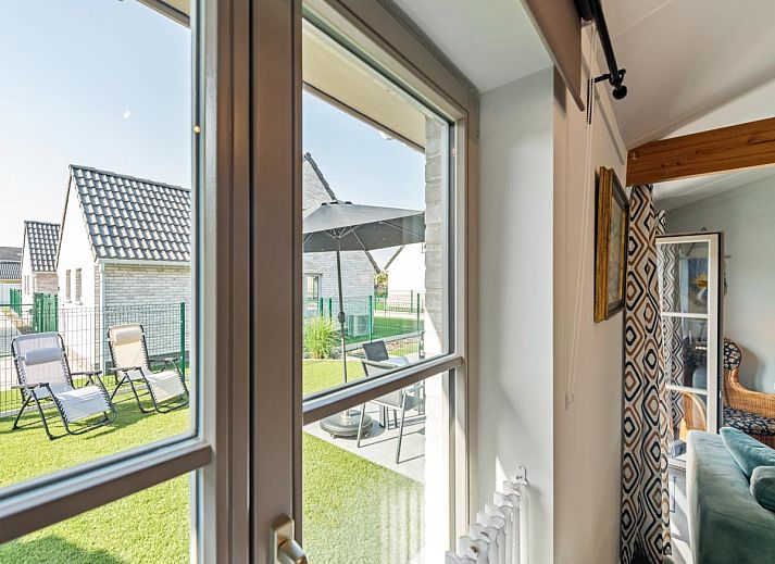 Gemuetliches Esszimmer im Westhinder II H19, einem Ferienhaus in Koksijde, Westflandern, mit moderner Einrichtung und viel natuerlichem Licht.