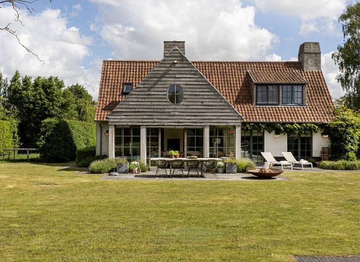 Vakantiehuis Sylvain in Tielt, West-Vlaanderen, met zwembad en ruime tuin, ideaal voor ontspanning.