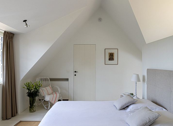 Eetkamer in Vakantiehuis Sylvain, Tielt, West-Vlaanderen, met uitzicht op de tuin en veel natuurlijk licht.