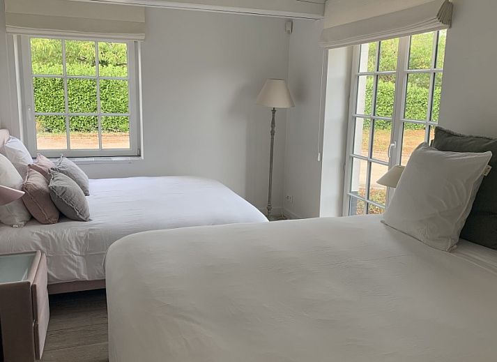 Voorzijde van Vakantiehuis Sylvain in Tielt, West-Vlaanderen, met zwembad en groene omgeving.
