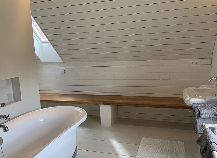 Moderne keuken in Vakantiehuis Sylvain, Tielt, West-Vlaanderen, met houten elementen en veel licht.