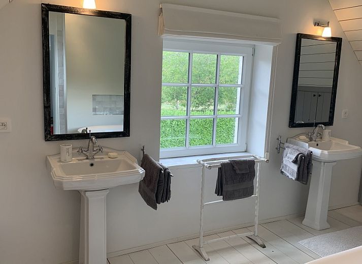 Moderne keuken in Vakantiehuis Sylvain, Tielt, West-Vlaanderen, met houten elementen en veel licht.