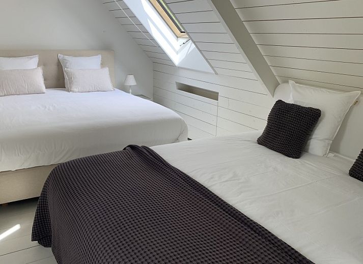 Moderne keuken in Vakantiehuis Sylvain, Tielt, West-Vlaanderen, met houten elementen en veel licht.