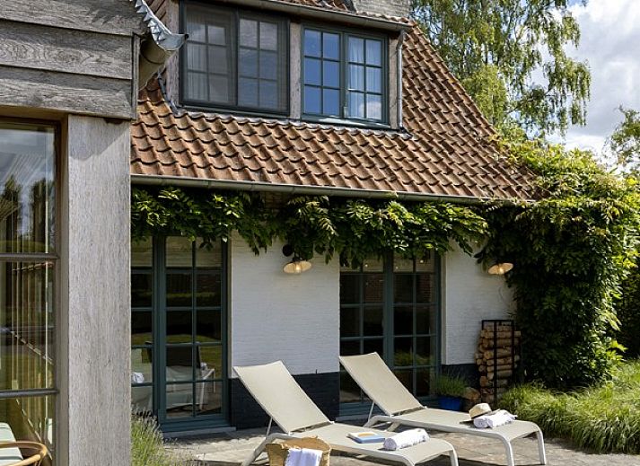 Moderne keuken in Vakantiehuis Sylvain, Tielt, West-Vlaanderen, met houten elementen en veel licht.